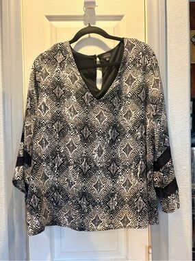 Buckle Black & White Geometric V-Neck Tunic